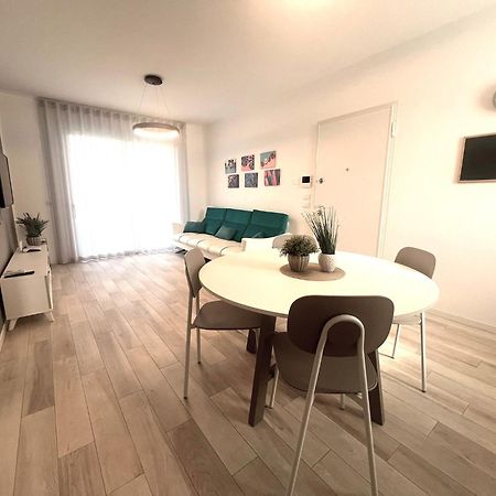 Sun Beach Residence Con Piscina - Piazza Brescia - Adria Holiday Jesolo - Family Apartments Eksteriør bilde